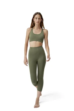 Born Living Yoga outien Feinino Apaaa
